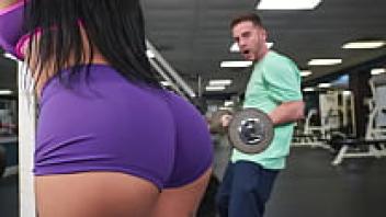 Skinny guys are seduced into a dirty threesome by gym chicks. - HORNY HOSTEL