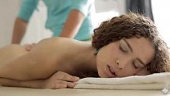 Caroline rapidly cums on the massage table.