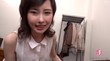 According to Haru Yamaguchi's introduction, a 21-year-old immoral girl who works as a nurse by day uses double-speed pistons to repeatedly bug the dick.