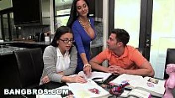 BANGBROS: Teenage Daisy Summers and Stepmother MILF Ava Addams form a threesome