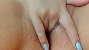 A naked girl quickly orgasms by masturbating her wet pussy.