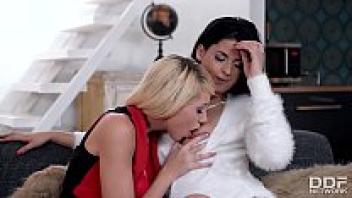 Extremely Gorgeous Luxury Lesbians' Fingerbang to Vibrant Orgasms