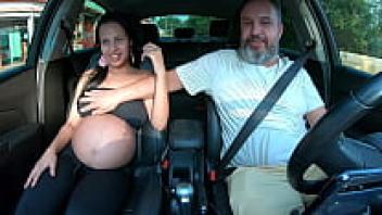 Elisa Santos gets ironed in the middle of the road after becoming pregnant during the trip.