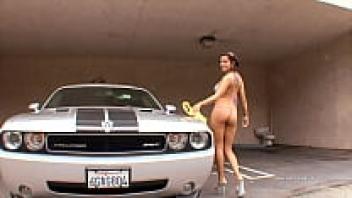 Vanessa Leon provides you with comprehensive service following a car wash.