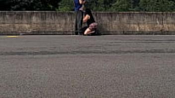 In front of onlookers, a gorgeous, plump girl is in love in the street.