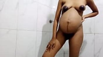 A naturally gorgeous Desi girl with an incredible juicy pussy