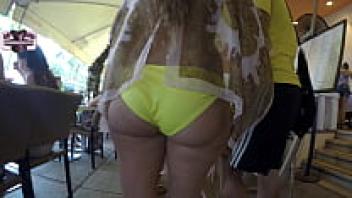 Gorgeous ass on the beach